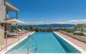 Nice Apartment In Plomin With Jacuzzi